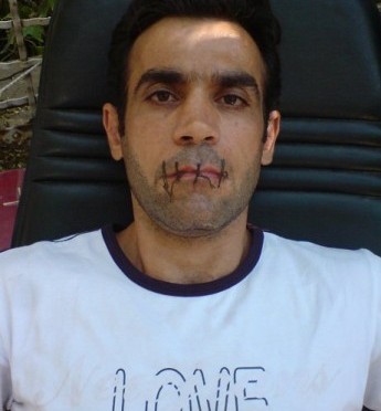 شماری از پناهجوین ایرانی در شهر آتن در یونان دست به اعتصاب غذا زده اند و یکی از آنها لبهای خود را دوخته است