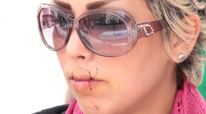 به تحصن پناهجویان در مرکز شهر آتن به اعتصاب غذا و دوختن لبهایتان فورا خاتمه دهید!