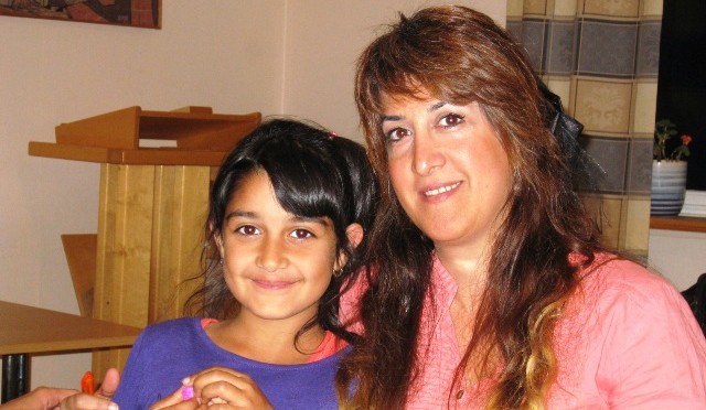 مادر دو فرزند، پسری ۱۹ ساله ودختری ۷ ساله هستم