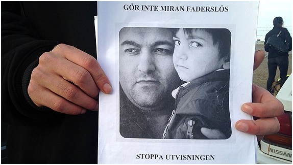 مسافران هواپیما، جلوی اخراج یک مهاجر را گرفتند