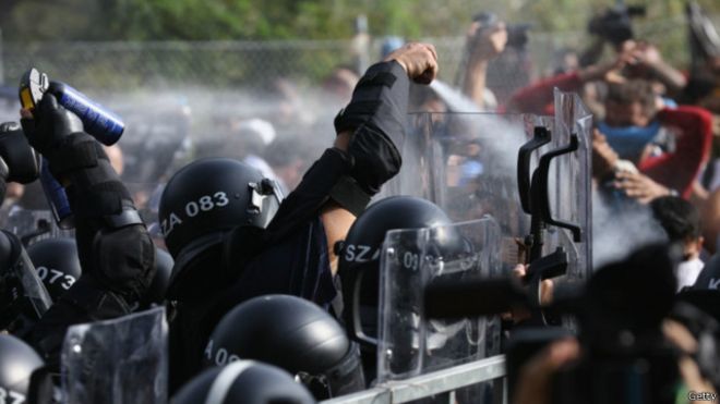 محمد شکوهی: حملات وحشیانه  پلیس مجارستان و اسلوونی به پناهجویان!تعدادی از کودکان در اثر حملات پلیس با گاز فلفل دچار سوختگی چشم شده اند.کرواسی و اسلوونی پناهجویان را به مجارستان دیپورت می کنند.